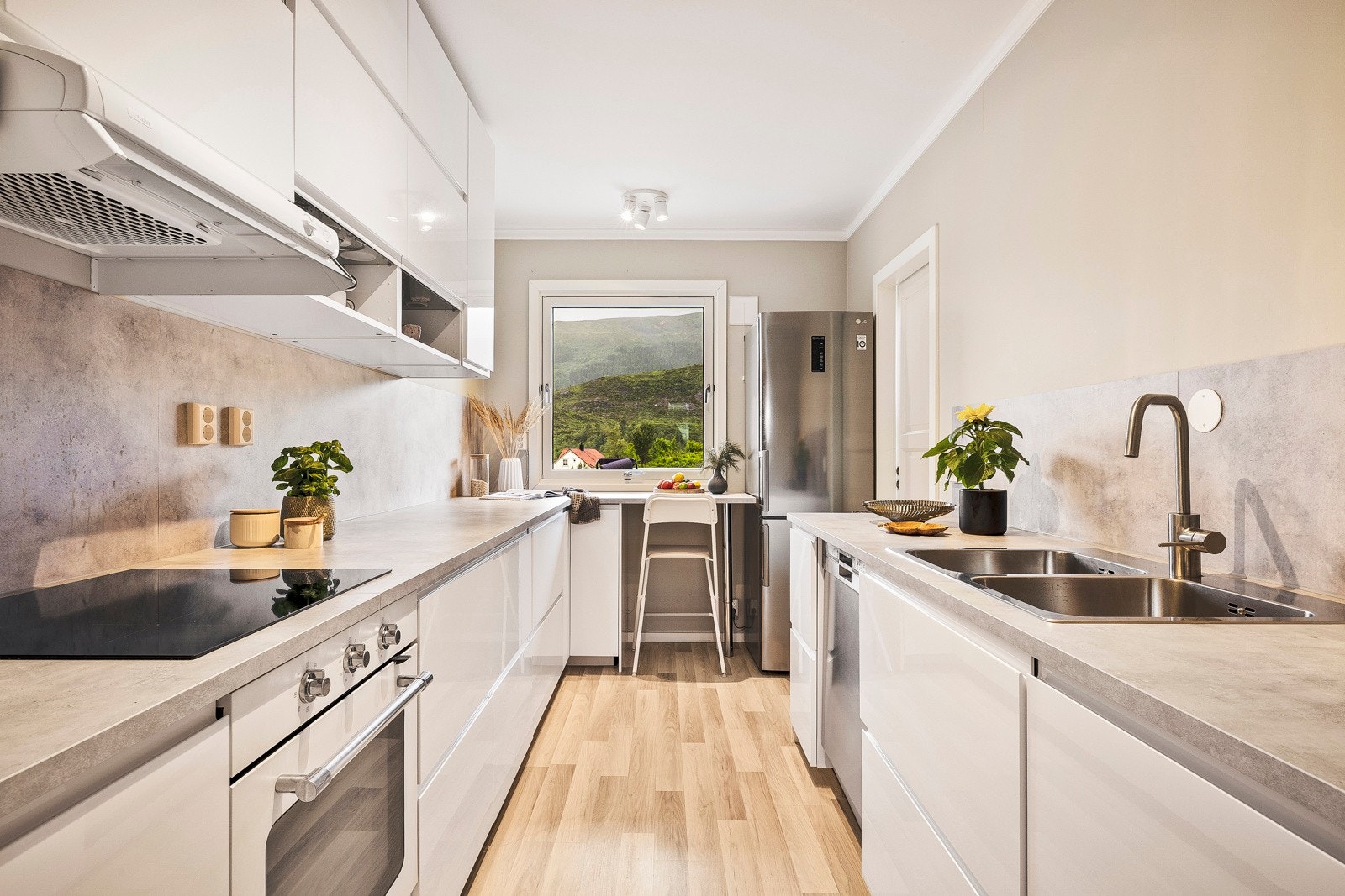 Kjøkkeninnredning fra IKEA (2020) med slette fronter, benkeplate av laminat med nedfelt vask av stål. Galleribilde