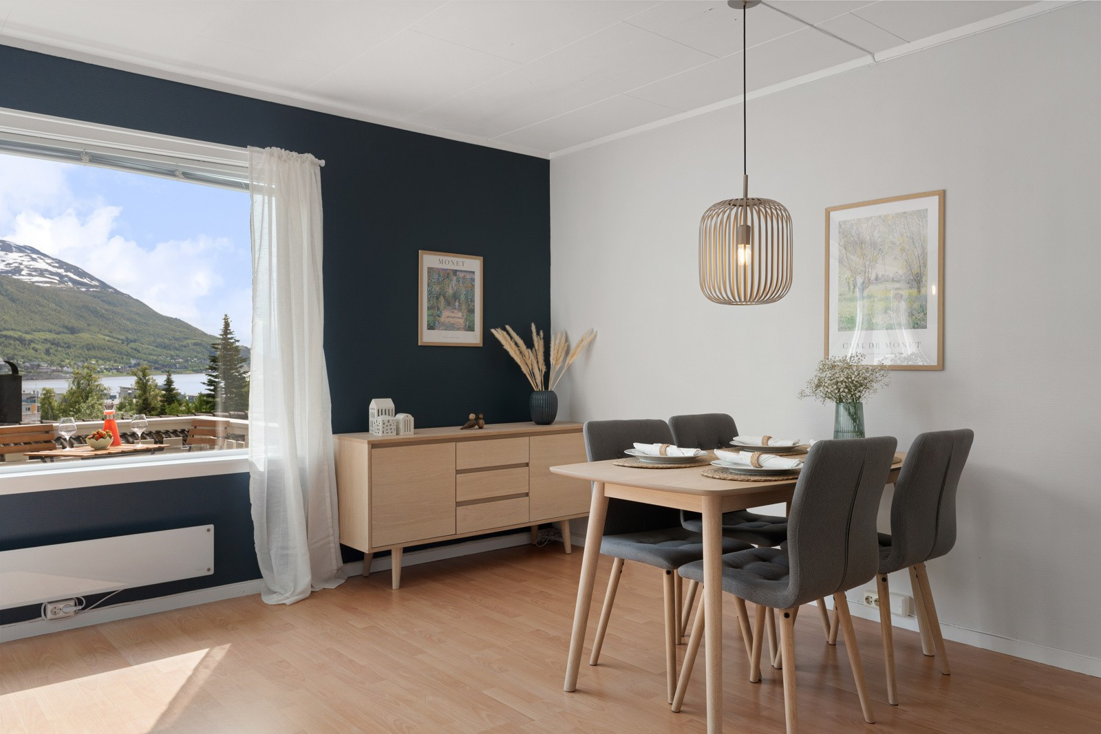 God plass til stort spisebord.