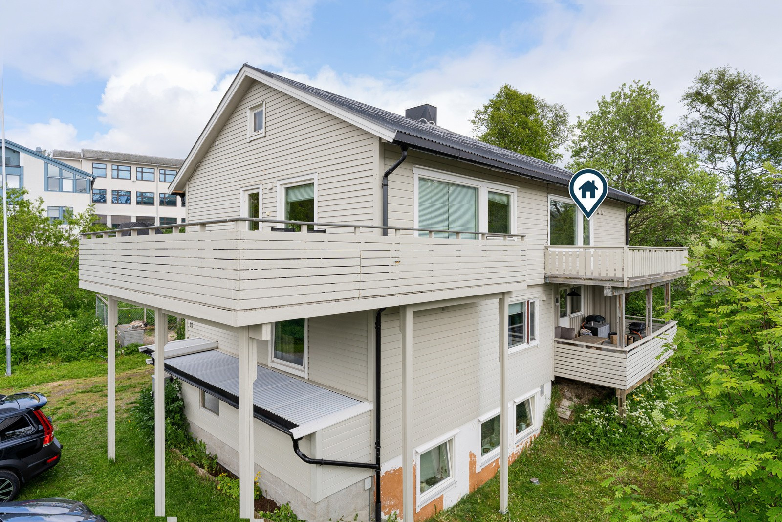 Leiligheten ligger i en bolig med 2 andre seksjoner i 2.etasje.