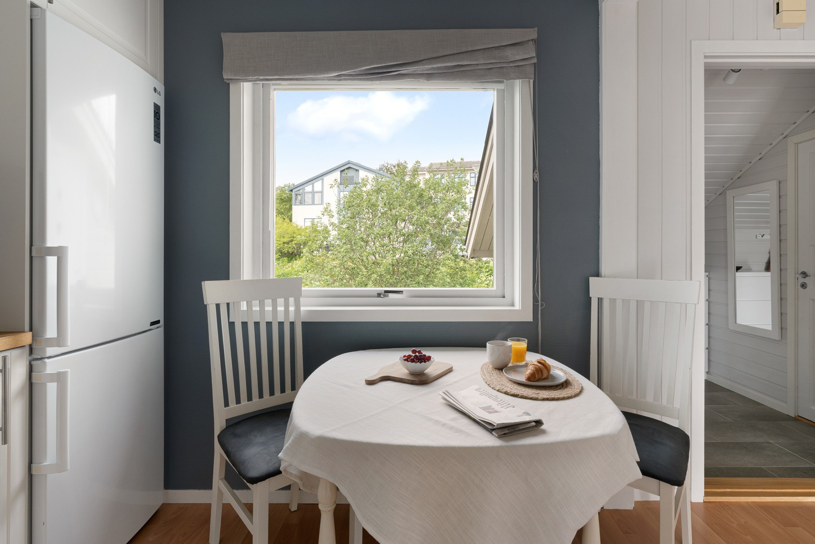 Det er også plass til et lite spisebord på kjøkkenet.