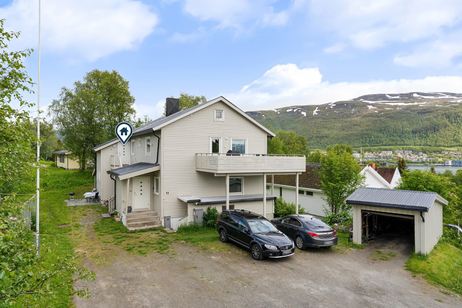 Flere parkeringsplasser på eiendommen. Denne seksjonen har hele innerste raden nærmeste søppeldunken.