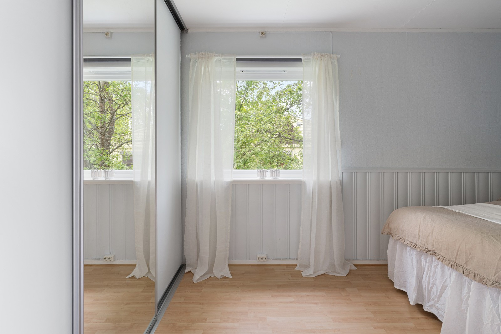 Her er det montert stor skyvedørsgarderobe.