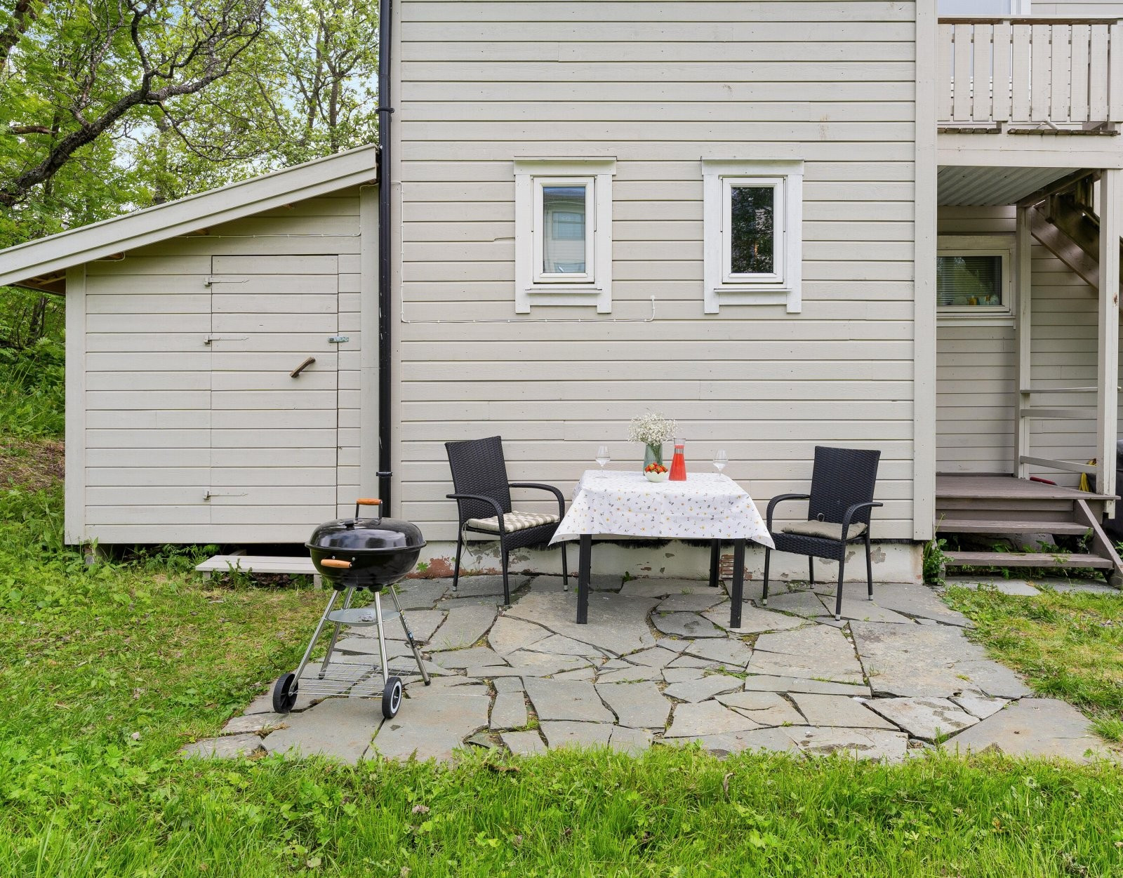Felles hage og mulighet for grilling.