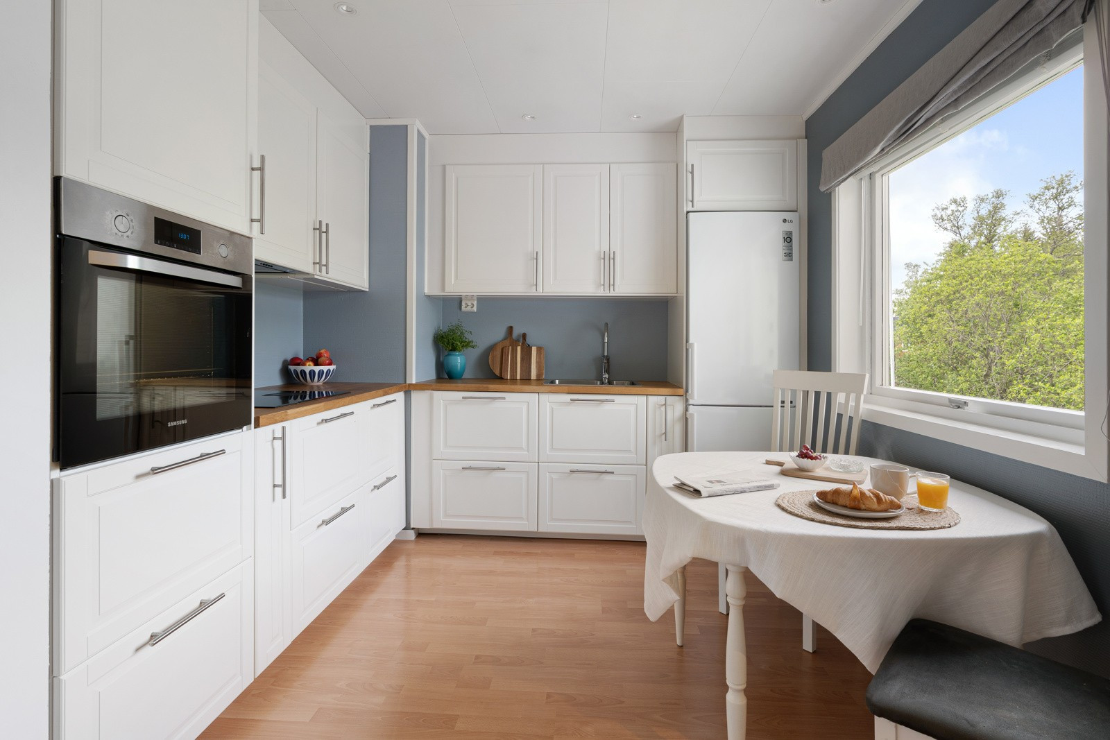 Pent kjøkken renovert i 2018. Oppgradering av rørsystem under vask i forbindelse med renovering av kjøkken.
