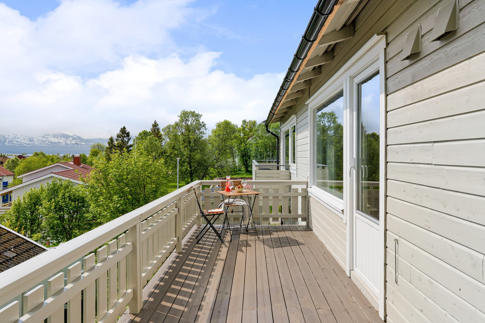 Veranda med plass til hagemøbler og grill.