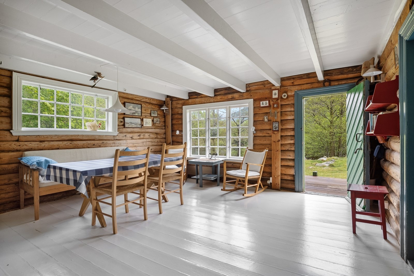 Stue med flott synlig laftet tre Galleribilde