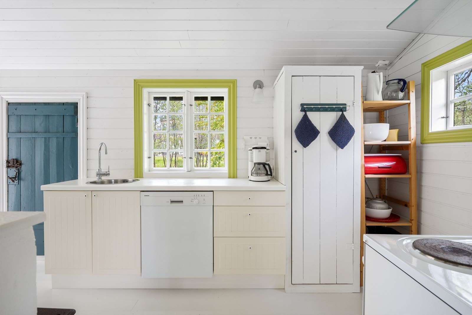 Kjøkken, røropplegg er av rør-i-rør, med avløp av plast. Galleribilde