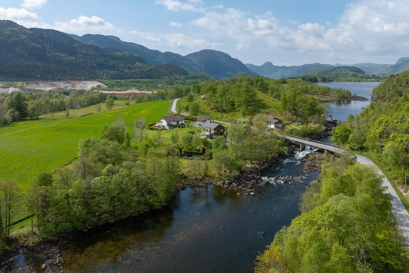 Meget flott beliggenhet ved Årdalselva Galleribilde