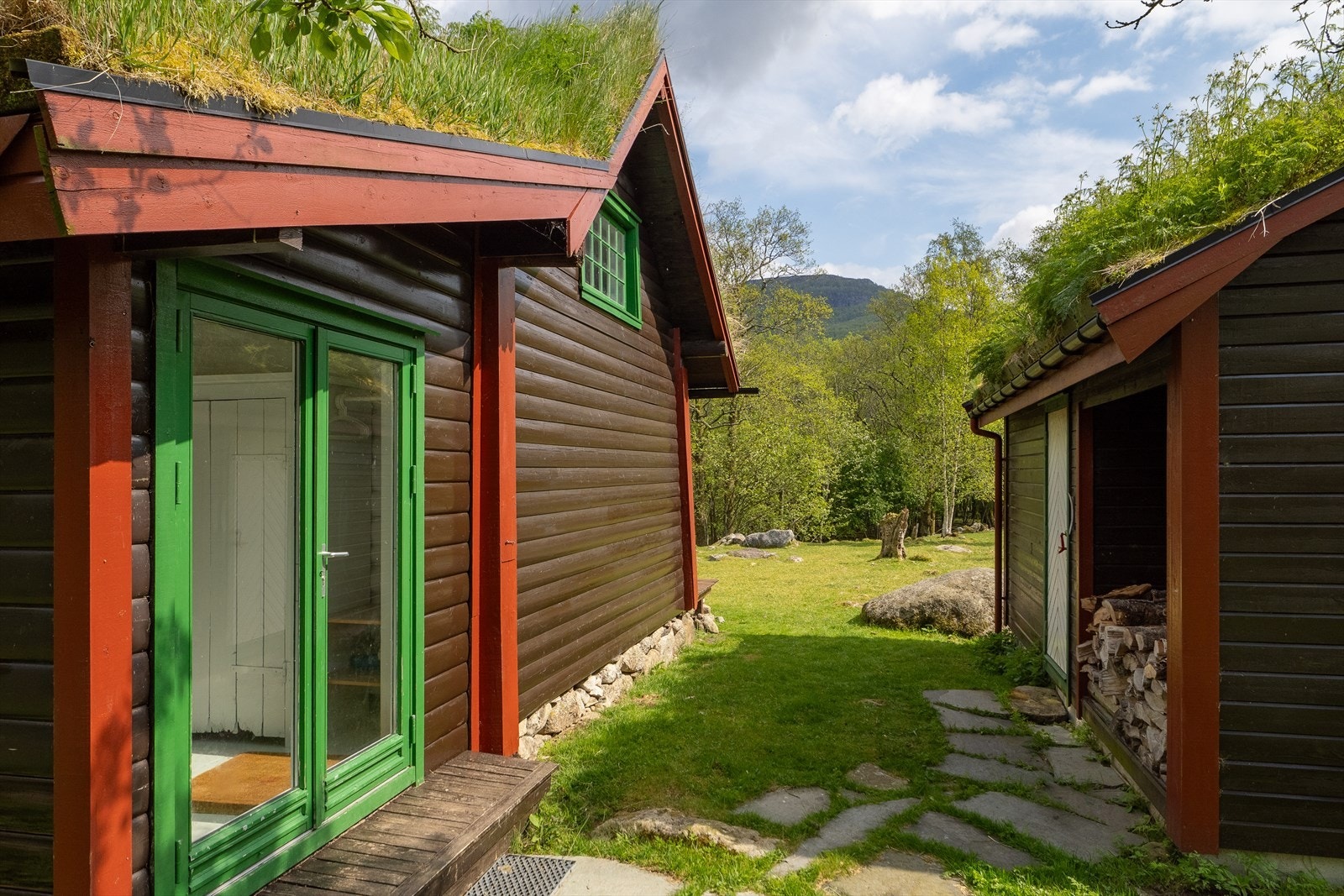 Inngangsparti for hytten og annekset Galleribilde