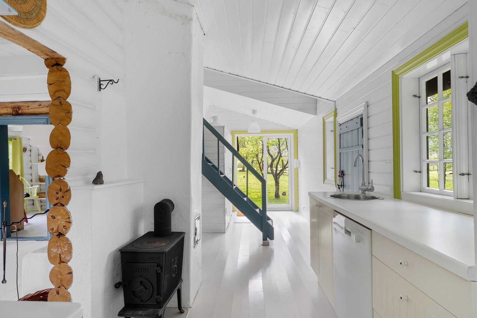 Kjøkken profilerte, malte fronter og benkeplate i laminat utførelse. Galleribilde