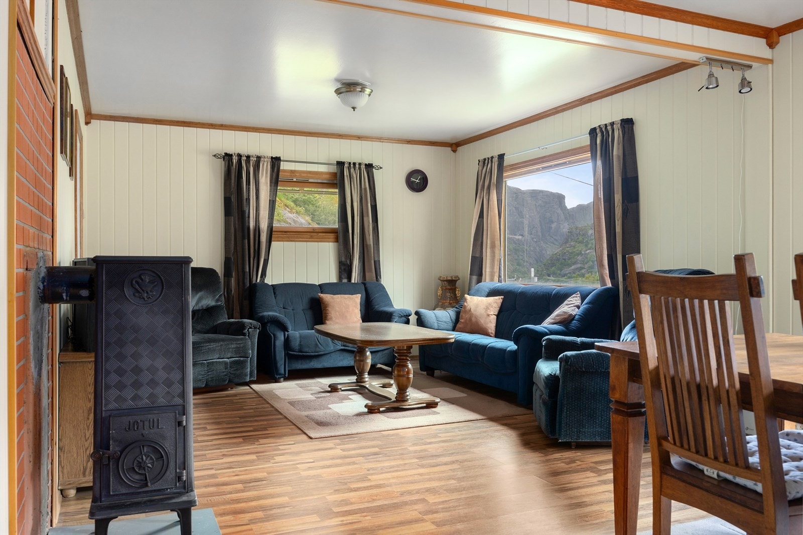 Vedovn i stue. Galleribilde