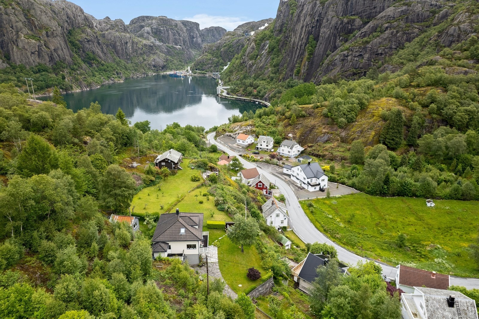 Sjøen med dens muligheter ligger like ved. En kort kjøretur unna ligger Jøssingfjord Vitenmuseum og kjekke kulturminner. Fine turmuligheter. Galleribilde