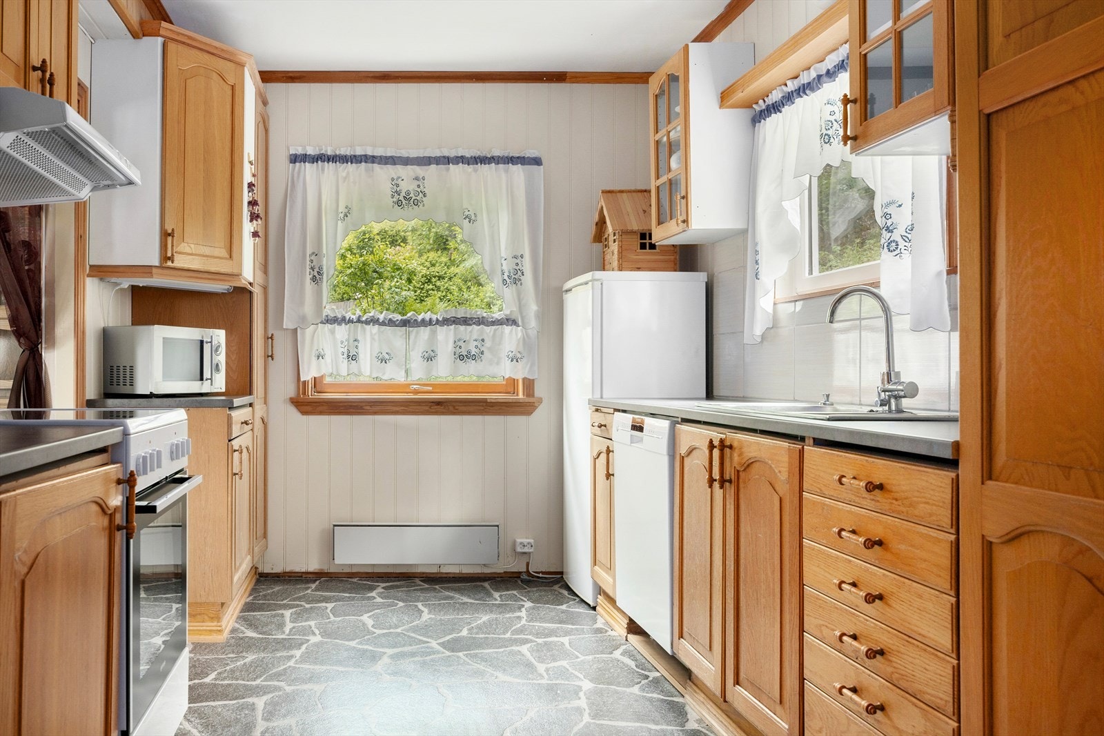 Kjøkken der hvitevarer medfølger handelen. Galleribilde