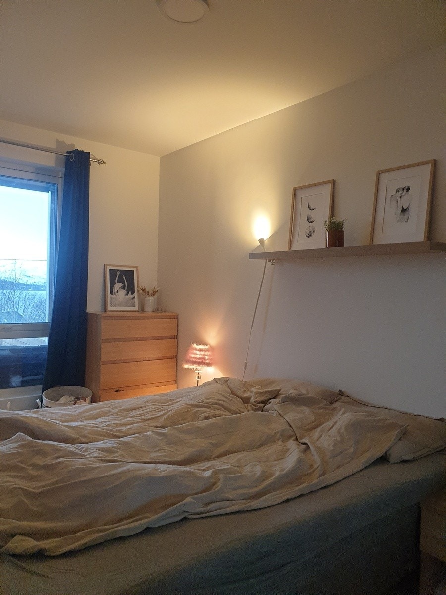 Soverom med dobbeltseng og garderobeskap på 2x2 meter (ikke med på bildet) Galleribilde