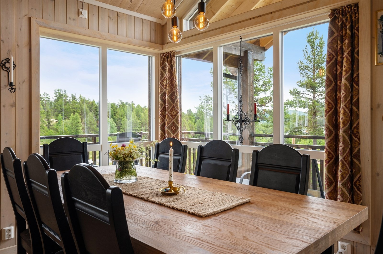 De store vinduene på kjøkken gir fantastisk utsikt over Rondane og Årvillingen. Galleribilde