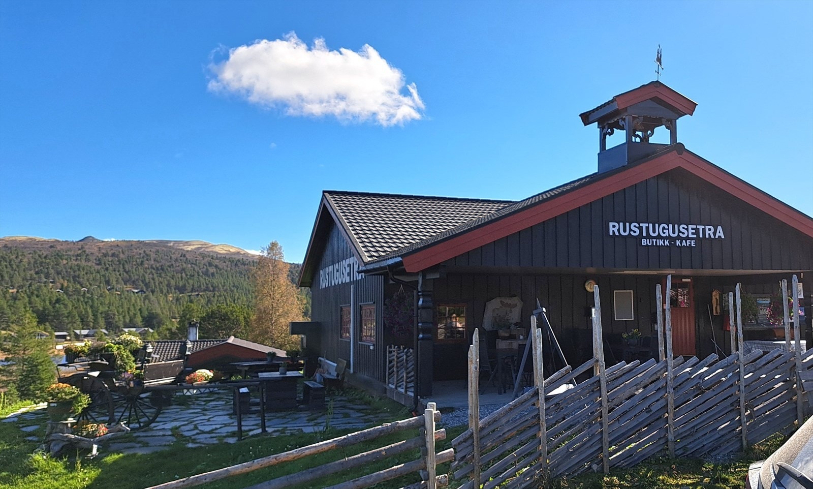 Dagligvaren og fjellkafeen Rustugusetra 500 m fra hytta Galleribilde