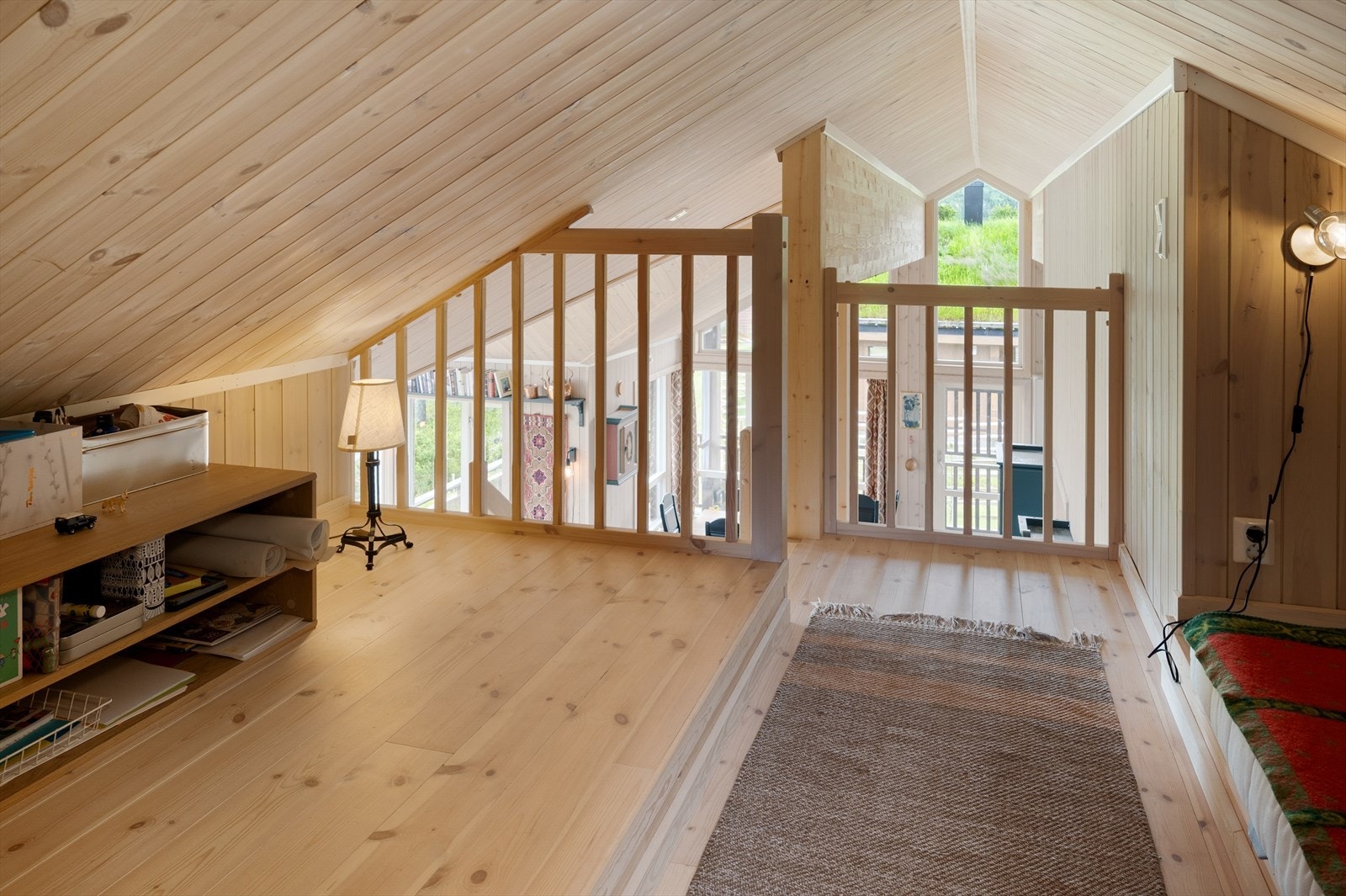 Hemsen ligger på nord-vest siden av hytta. Over badet og soverommene. Hems er ikke målbart areal med fro lav takhøyde, gulvareal på ca. 19 m² Galleribilde