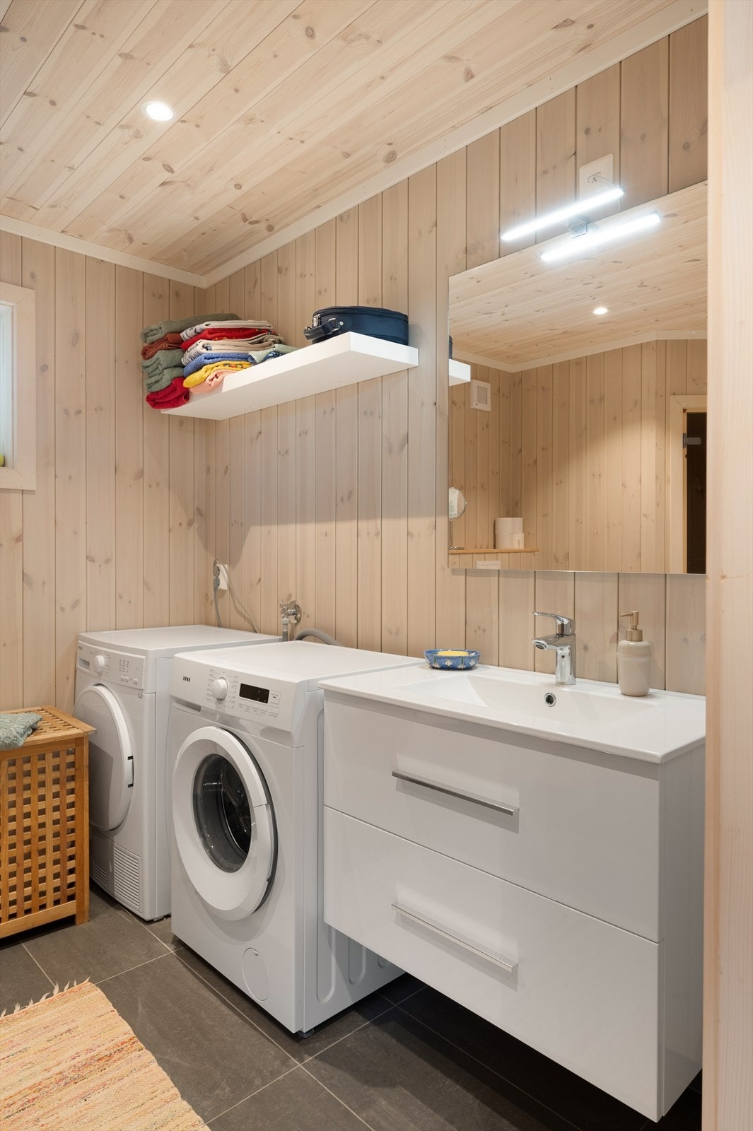 Lyse vegger og himling i panel, med downlights, gir badet en lys og trivelig følelse. Galleribilde