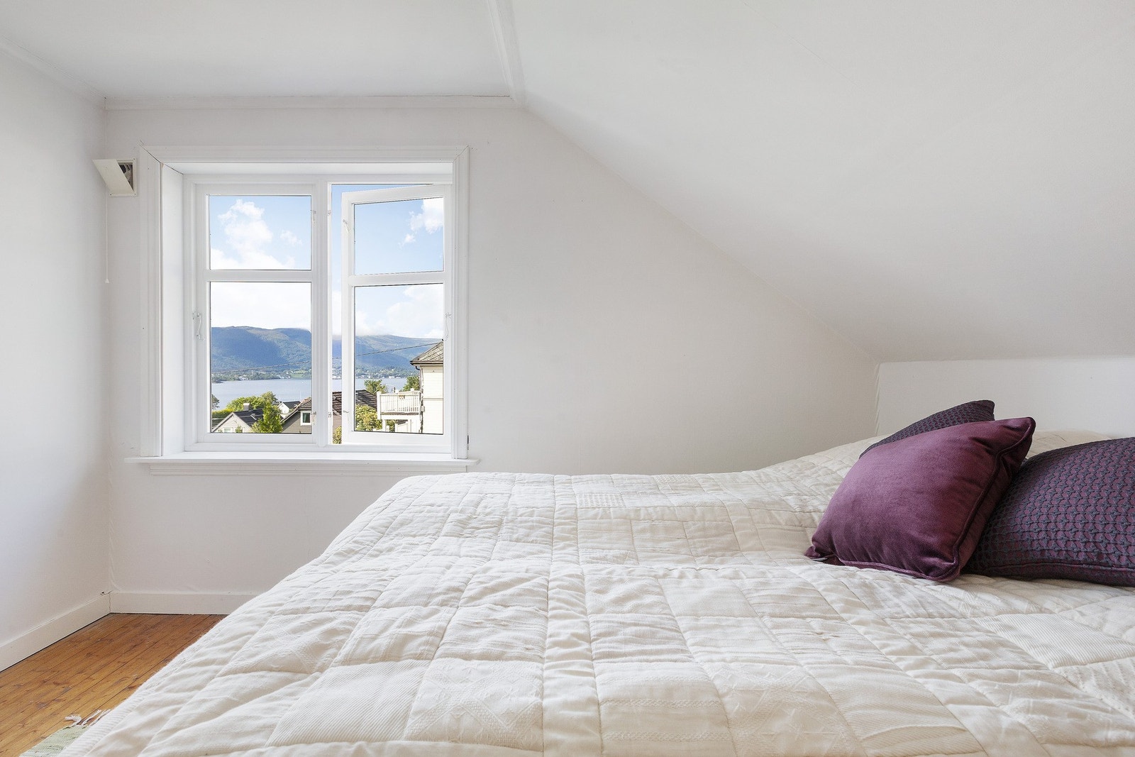 Her får man kveldssolen inn og utsikten er mot Sulafjellet og mot fjorden. De flotte vinduene er fra 2006. Galleribilde