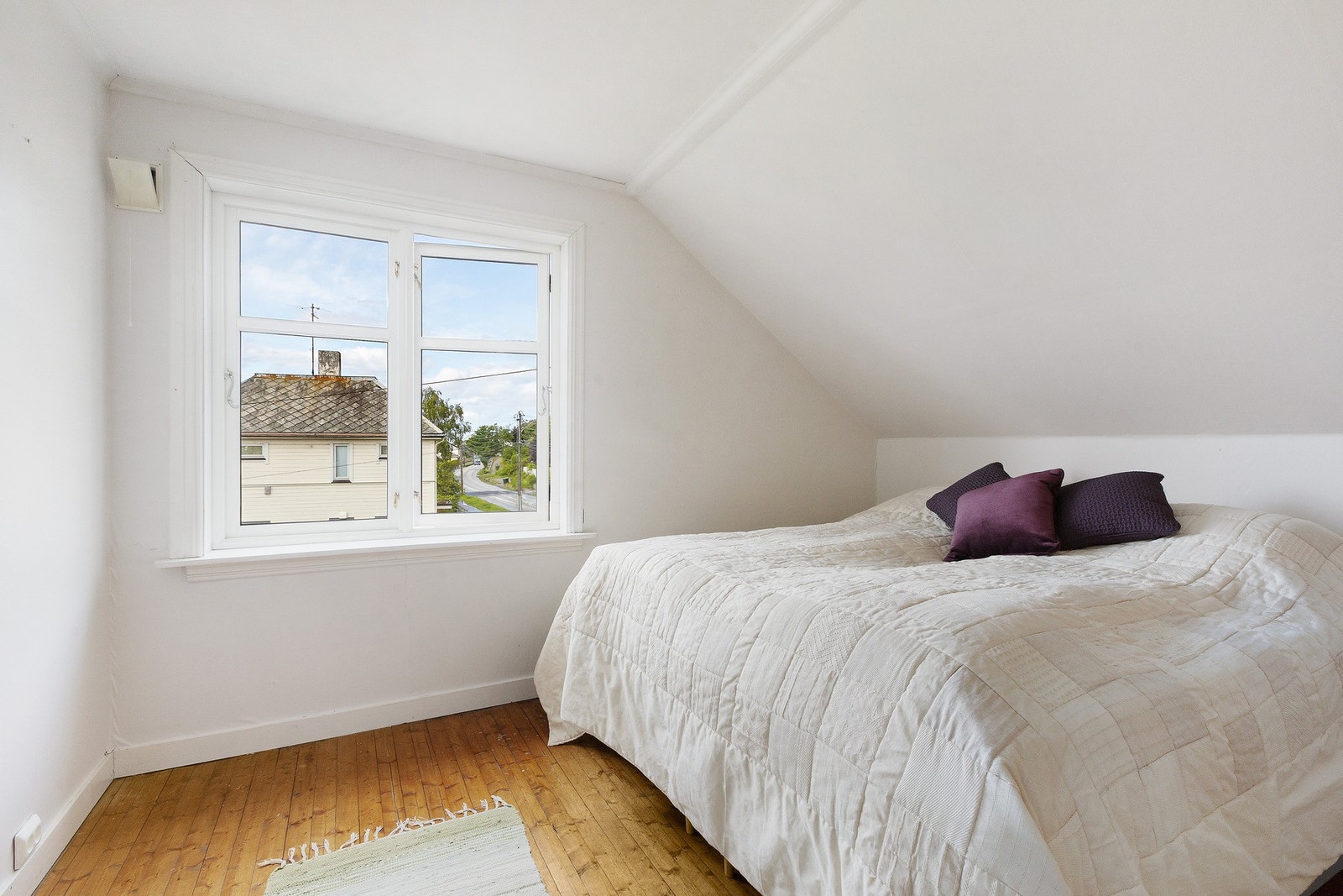 Hovedsoverom i loftetasjen med vindu mot vest. Nymalte overflater fra juni 2025. Galleribilde