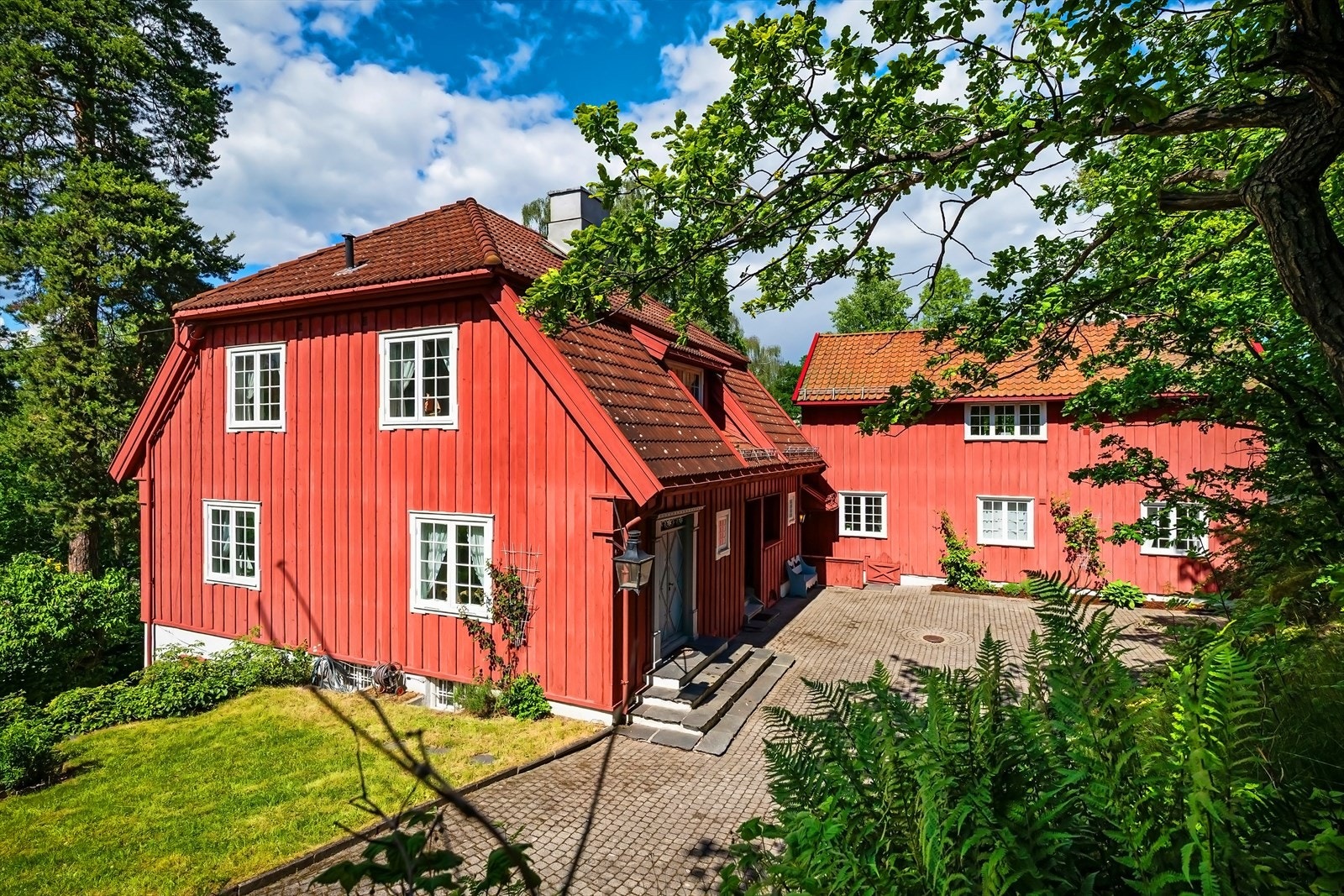 Hovedhuset og sidebygingen er fysisk tilknyttet hverandre Galleribilde