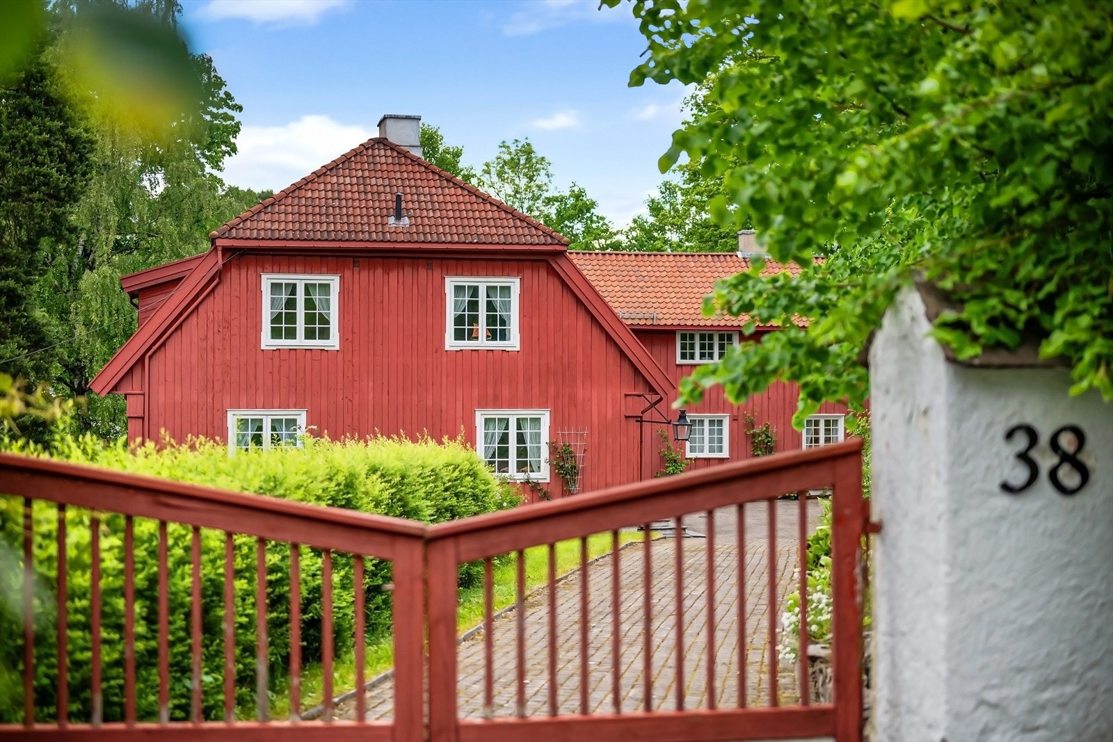 Eiendommen var tidligere hjemmet til landets kanskje mest berømte arkitekt, Arnstein Arneberg, som selv tegnet boligen til seg med familie Galleribilde