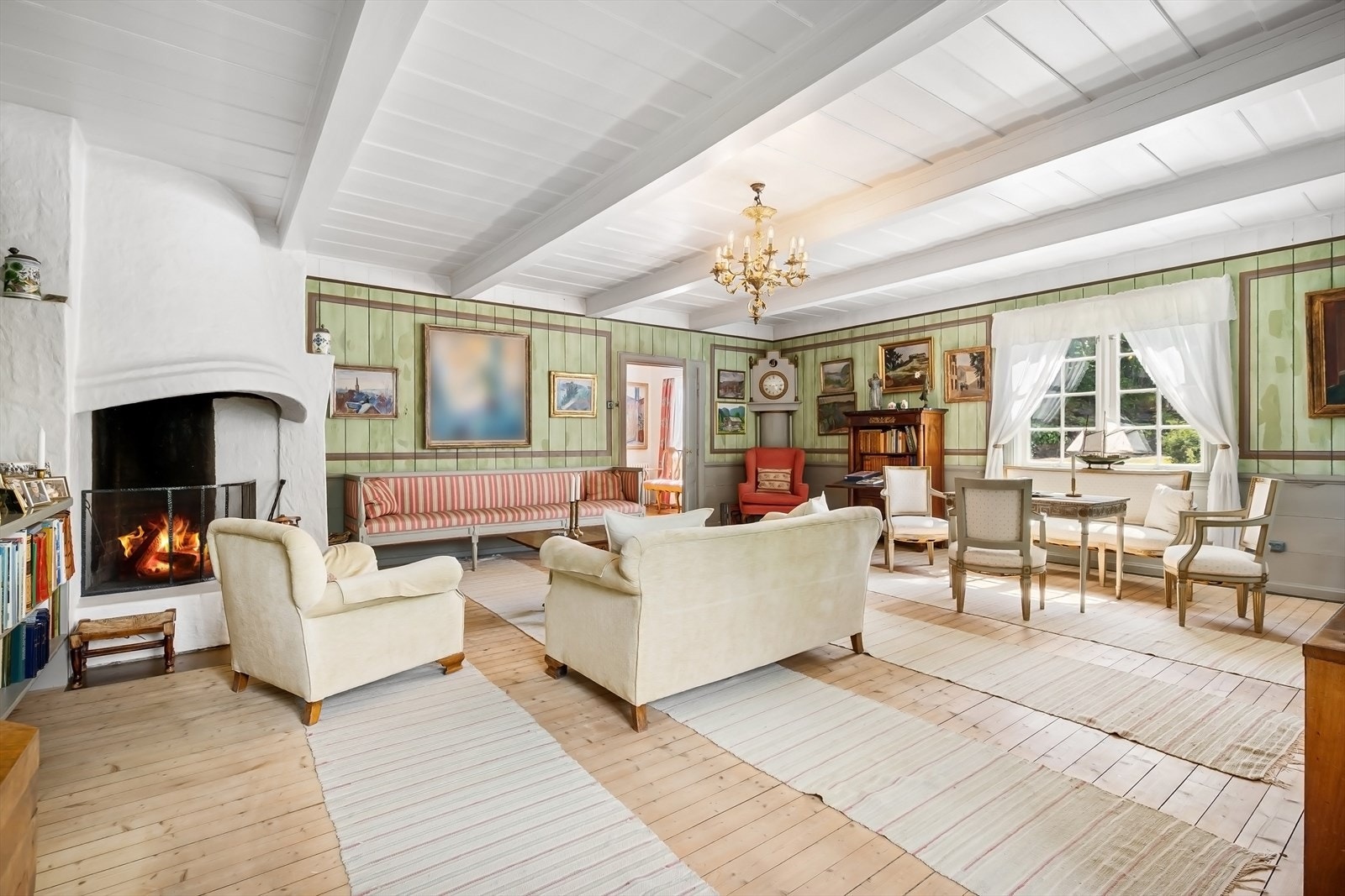 Arnstein Arneberg har selv dekorert veggene i både stuen og spisestuen Galleribilde