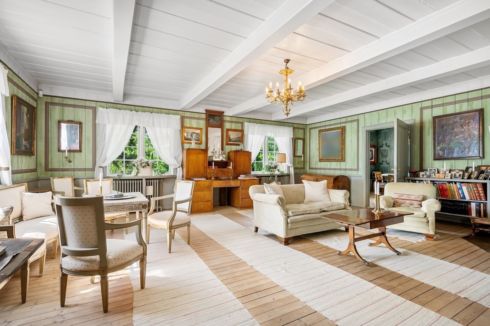 I tidens løp har mange interessante mennesker vært innom, herunder kunstnere, professorer, kongelige og andre kjente arkitekter Galleribilde