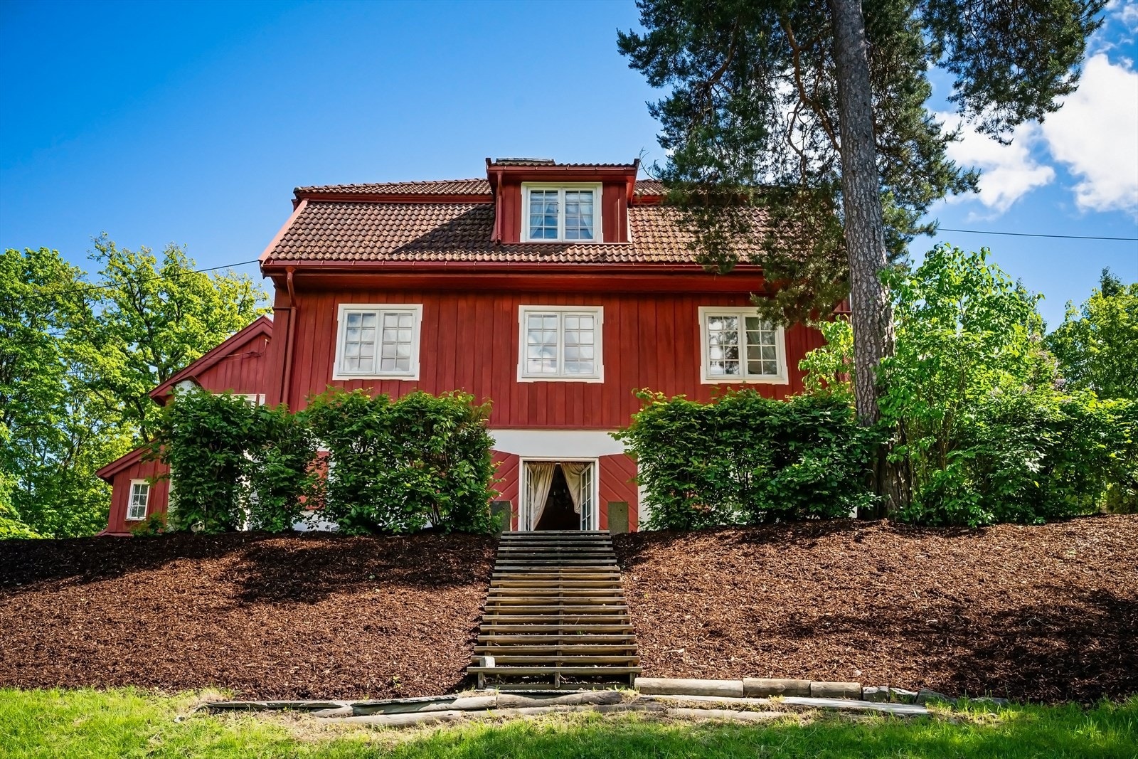 Hovedhus (opplyst å være oppført i ca. 1927, med mulig noe før) Galleribilde