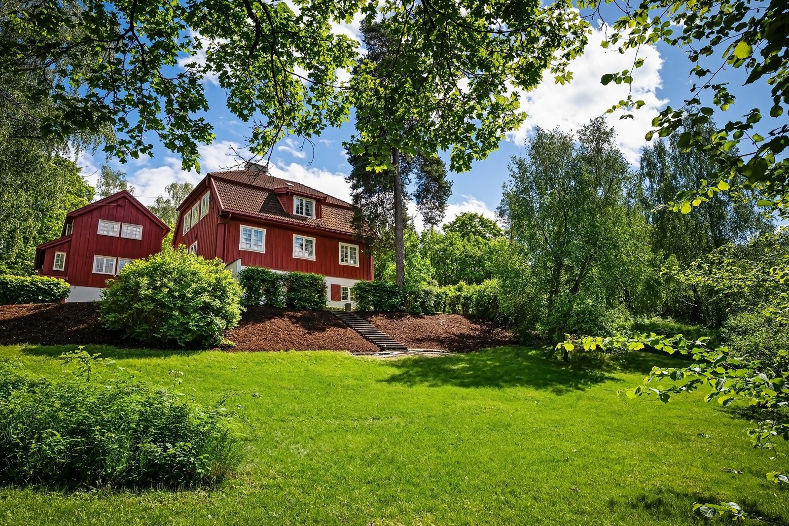 På et lite høydedrag, omgitt av vakre, grønne omgivelser på Madserud, ligger denne herskapelige eiendommen Galleribilde