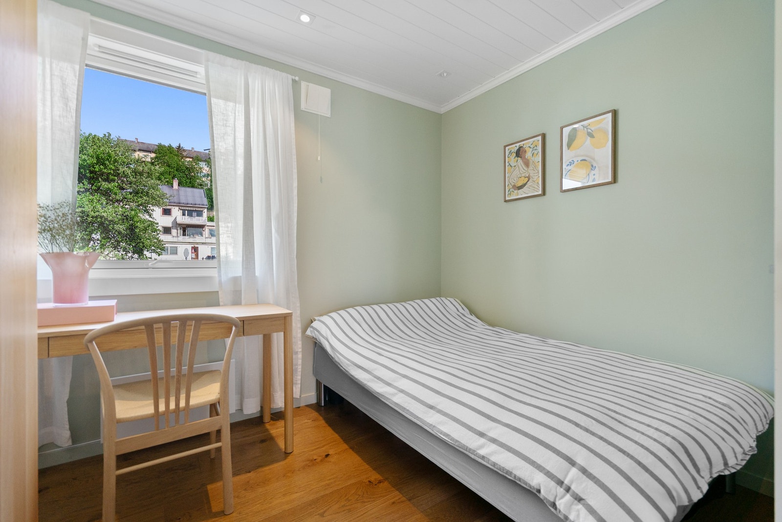 Soverom nr 2 har også plass til seng, samt at det er innredet med PAX-garderobe Galleribilde