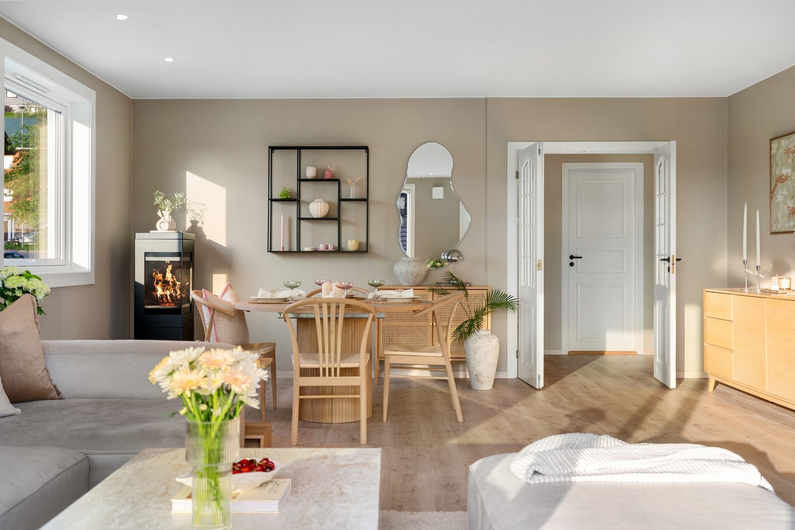 Gipset tak med downlights i stue Galleribilde