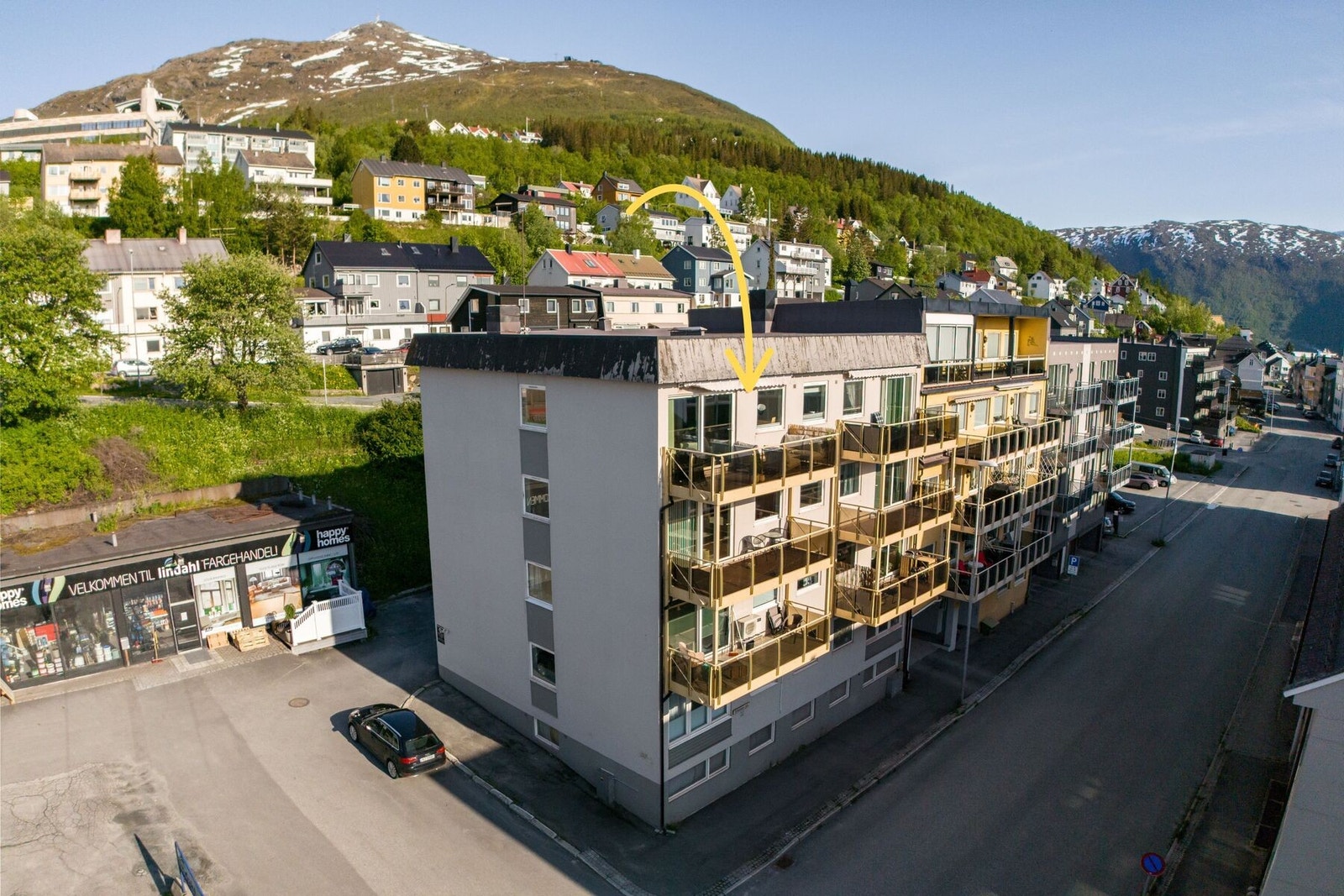 Leiligheten ligger i byggets 4. etasje Galleribilde