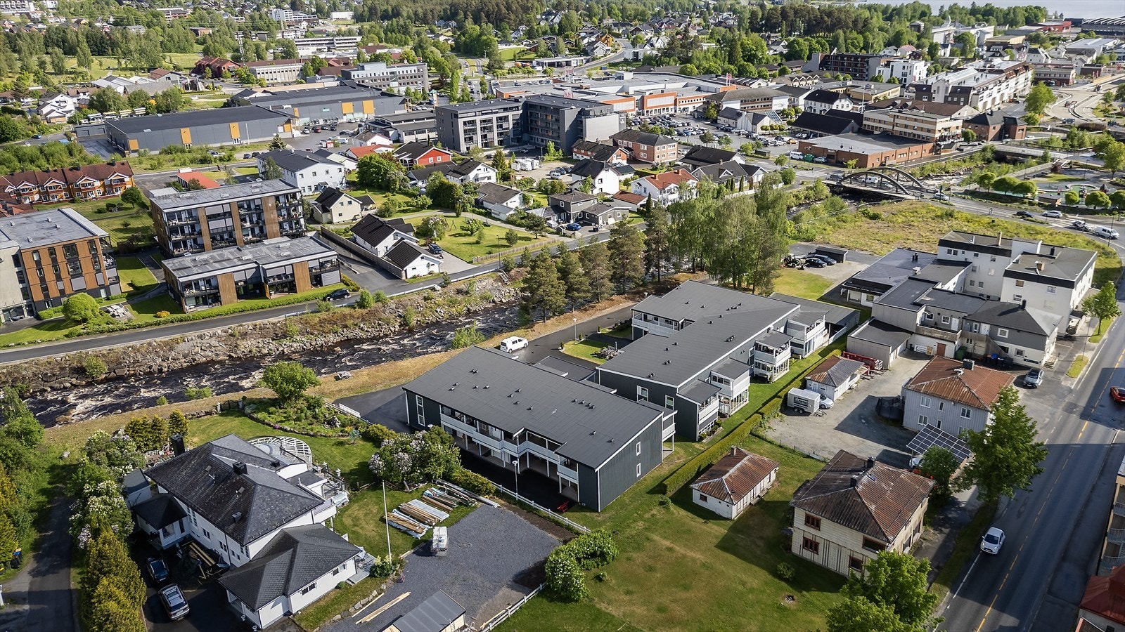Fin beliggenhet langs elva, og med gangavstand til sentrumsfasiliteter. Galleribilde
