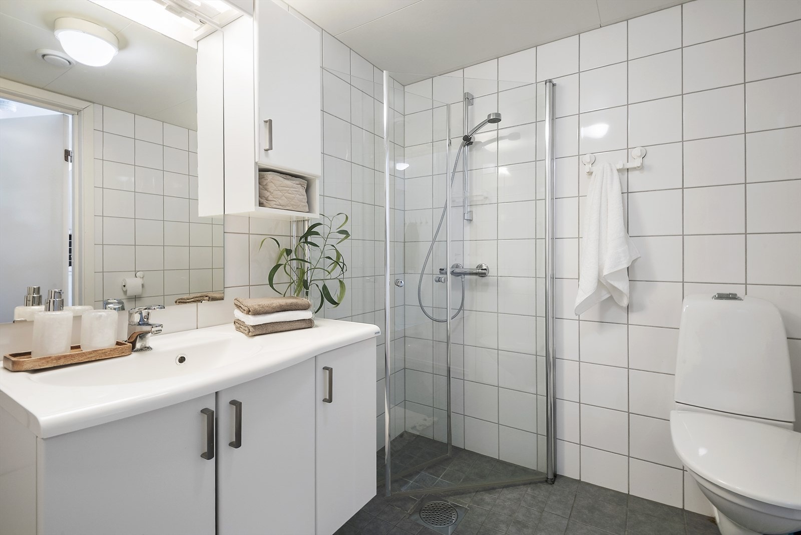 Innbydende bad med dusj. Galleribilde