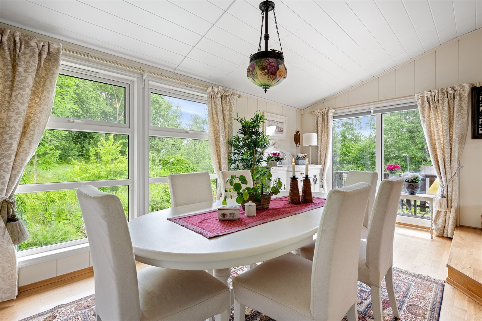 Med plass til stor spisegruppe, er det lett å invitere venner og familie til hyggelige stunder. Galleribilde