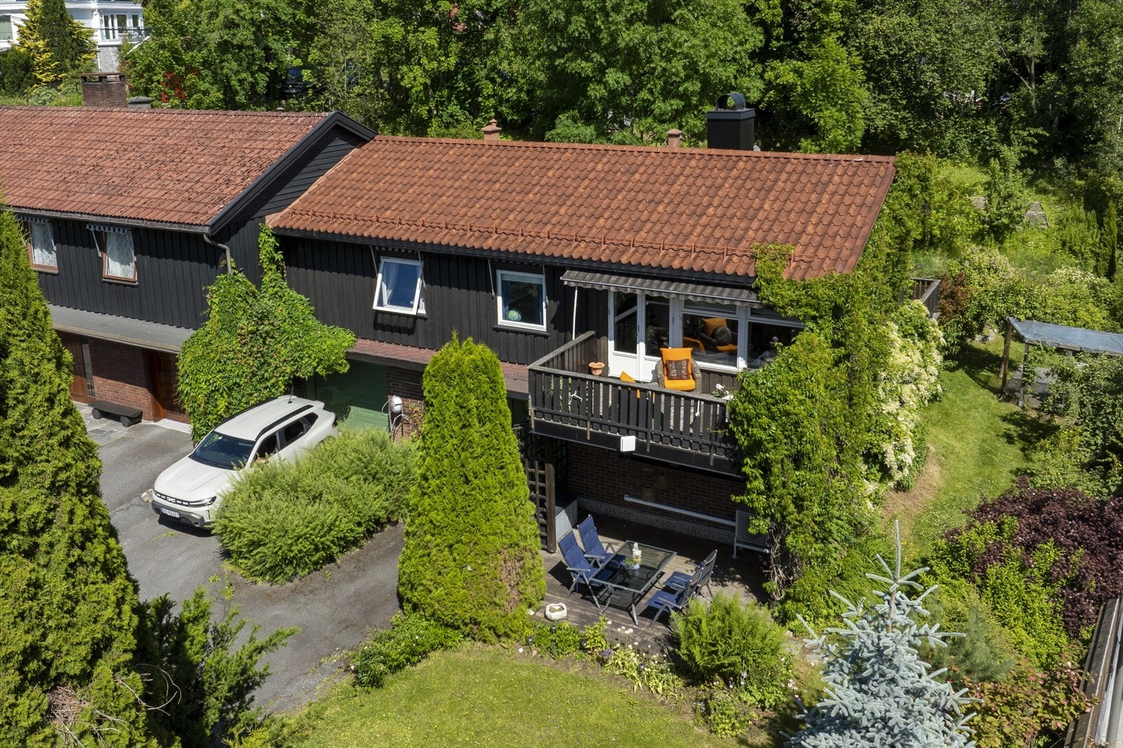 Dette er en flott mulighet til å sikre seg en lys og innholdsrik vertikaldelt tomannsbolig med solrike utesoner på barnevennlige og populære Haslum. Galleribilde
