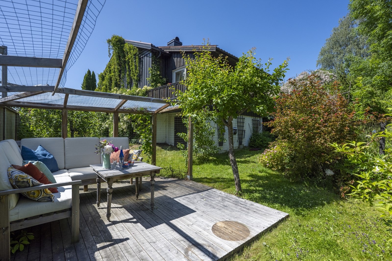 Boligen har en usjenert og meget privat hage med gode solforhold og flere hyggelige uteplasser som inviterer til sommerdager i solen. Galleribilde