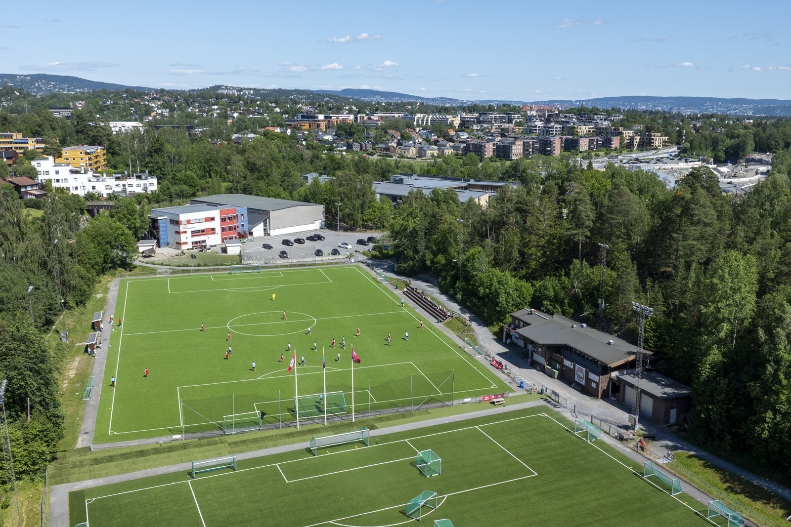 Det er også et bredt utvalg fritidsaktiviteter i nærheten, med bl.a. Nadderud idrettspark, Haslum kunstregressbane, Gjønneshallen, samt skøytebaner og fotballbaner, svømmehall, ridesentre, golfbaner m.m. Galleribilde