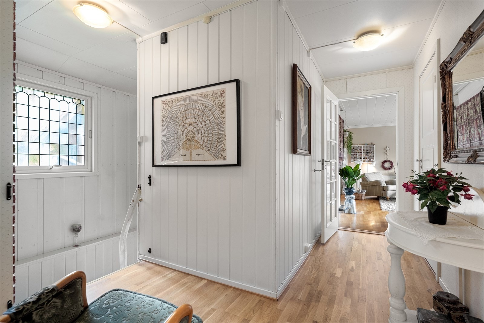 Fra entréen og opp trappen kommer du inn til samlingspunktet i boligen, stuen. Galleribilde
