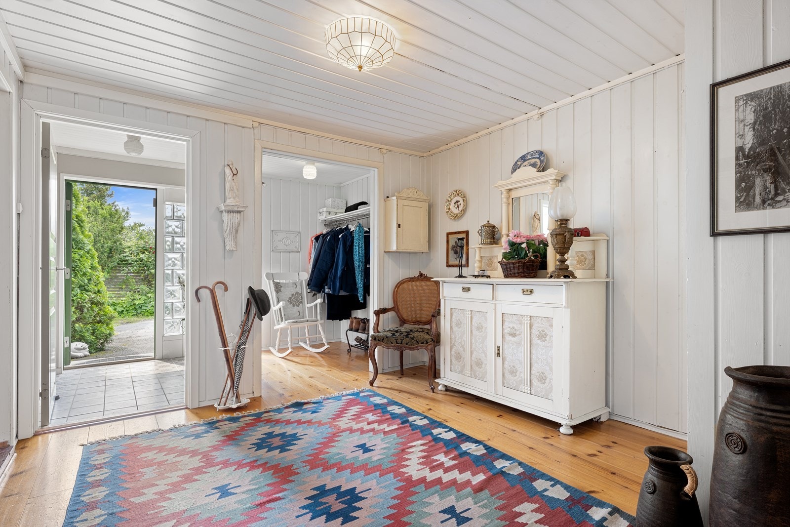 Her er det godt med plass til ytterklær og sko, samt muligheter for å møblere med kommode eller sittebenk etter behov. Galleribilde