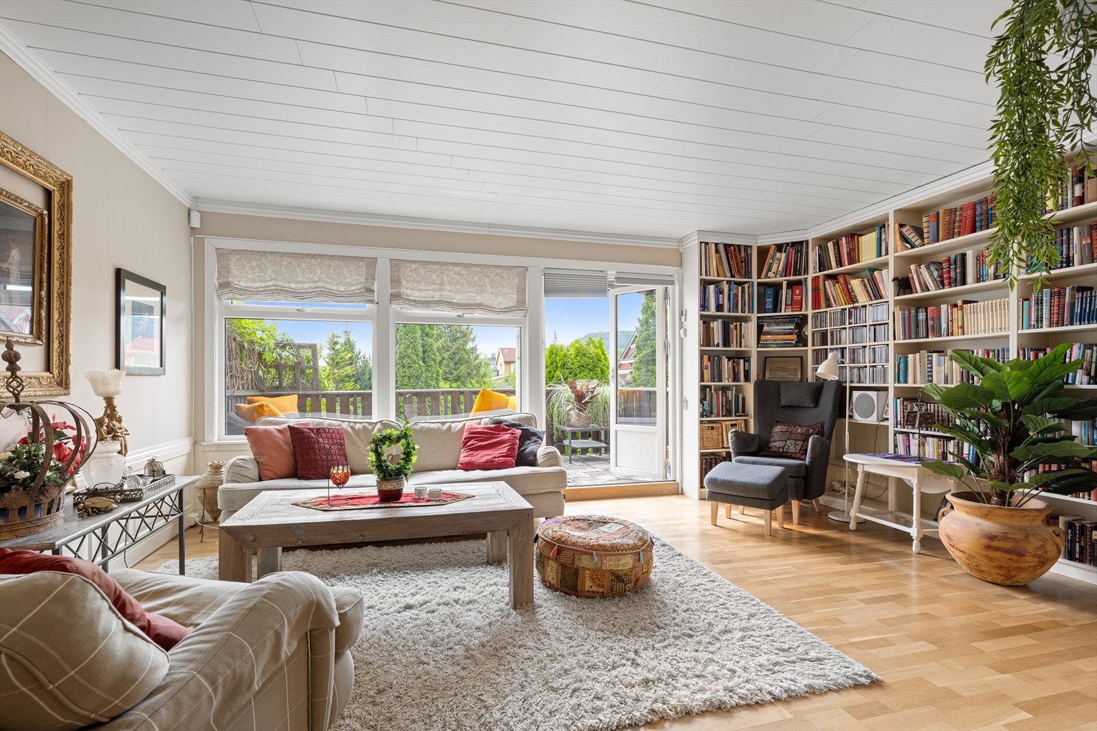 Stuen har lyse overflater og store vindusflater som gir rikelig med lys. Galleribilde