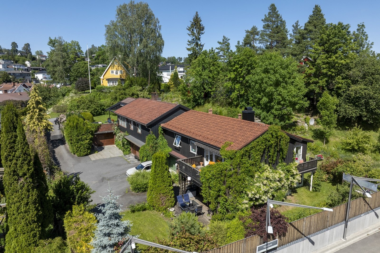 Her bor man sentralt, med kort vei til T-bane (8 min. gange unna) og buss (5 min. gange unna), matbutikk og flere spisesteder (med take-away) (5 min. unna.), marka og flere treningssentre i området. Galleribilde