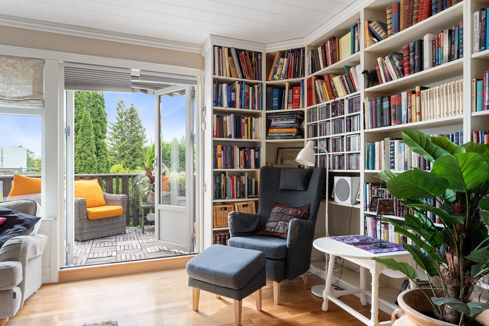 Her er det store vindusflater med fin utsikt over uteområdet. Galleribilde