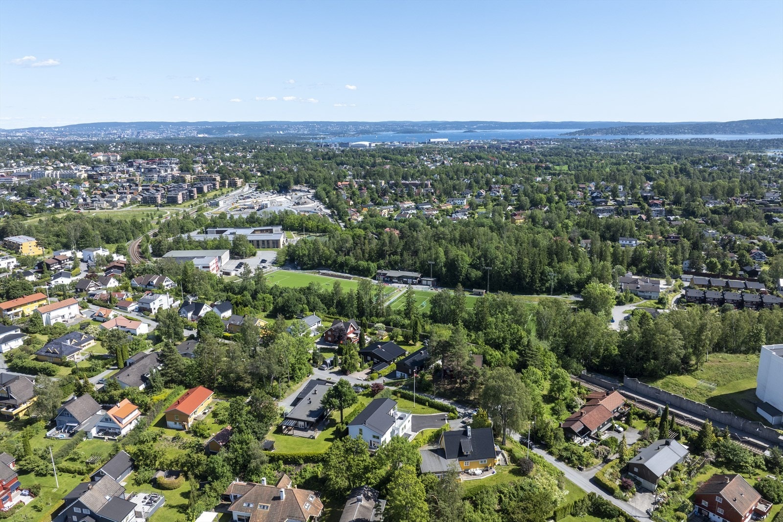 Kort vei til Bekkestua sentrum, skoler, barnehager, offentlig kommunikasjon samt butikker og diverse servicetilbud, er dette et drømmested for en barnefamilie, men også for de med ungdom/ større barn. Galleribilde