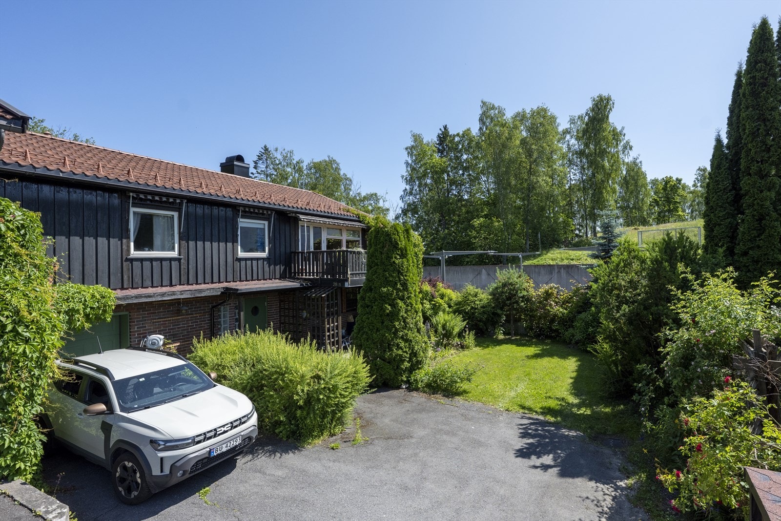 Parkering i integrert garasje. Ellers biloppstillingsplasser på egen gårdsplass. Galleribilde