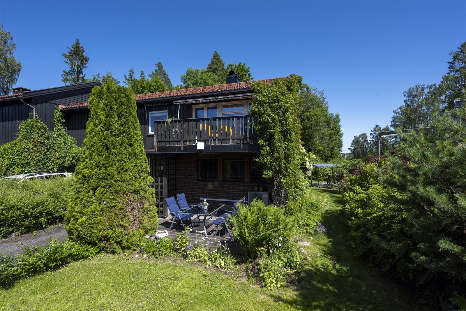 I attraktive Kolleveien, finner man dette familievennlige huset over 2 plan med flere gjennomtenkte og praktiske løsninger. Galleribilde