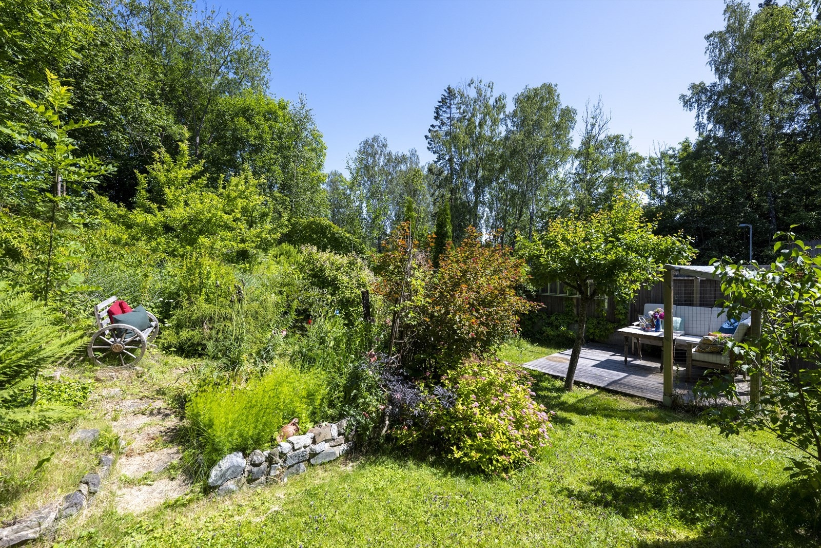 Her kan du nyte rolige morgener på terrassen v/inngangsparti/ kjellerstue eller balkongen, og sosiale grillkvelder på terrasse v/stue eller i hagen med gressplen og vakker beplantning. Galleribilde