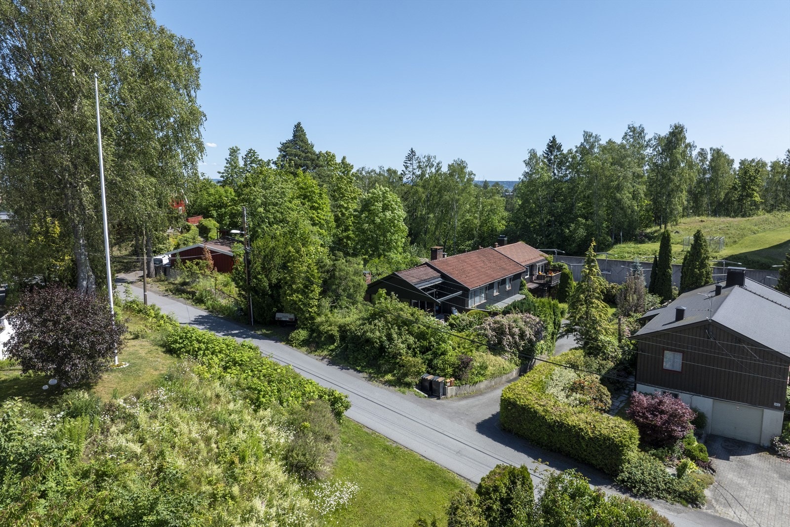 Tomten er oppmålt etter seksjonering og eies i sin helhet av denne seksjonen, se vedlagte seksjoneringskart. Den asfalterte innkjøringen deles med naboen i Kolleveien 28A. Galleribilde