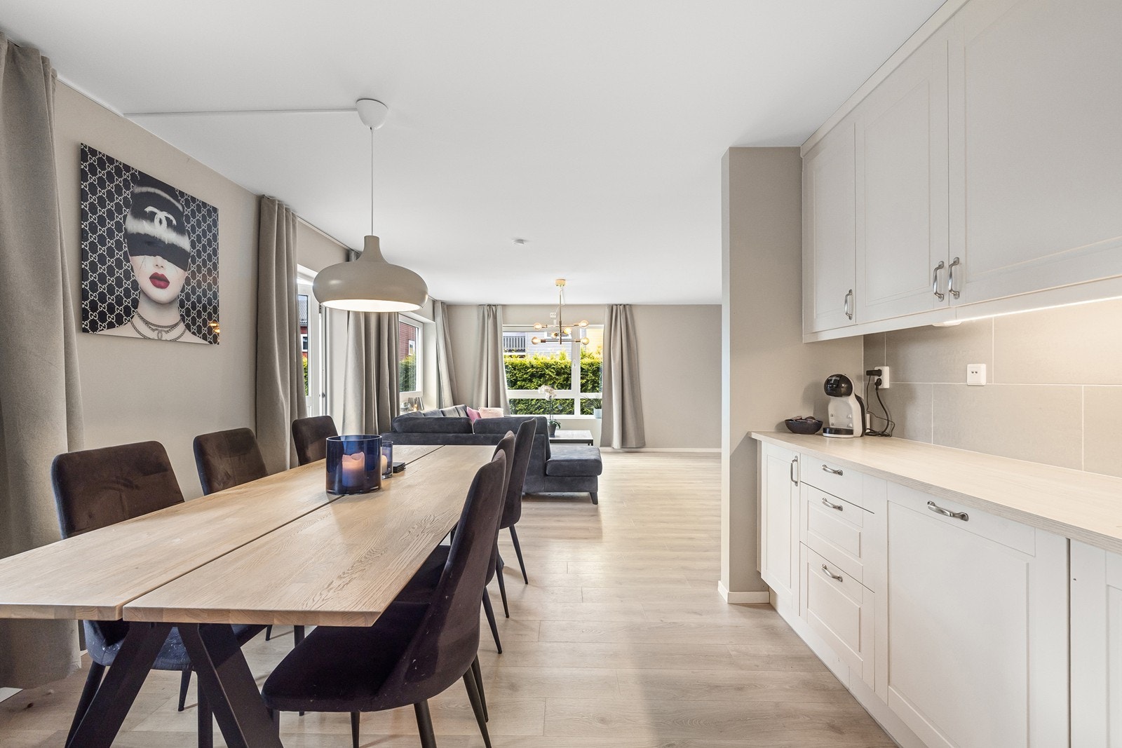 Kjøkken med god plass til spisebord. Galleribilde